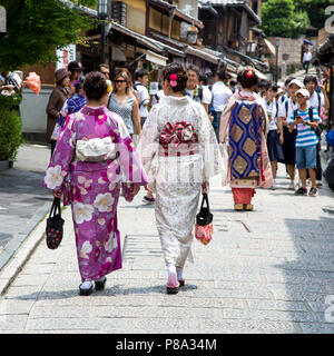 Kyoto, Giappone - 16 Giugno 2016: Geisha a piedi attraverso le storiche strade di Kyoto, Giappone Foto Stock