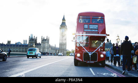 Londra, Westminster. Westminster Bridge, Londra, Regno Unito. Big ben, Parliament London e un autobus Routemaster di Londra, utilizzato come trasporto per matrimoni. Londra iconica. Foto Stock