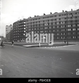 1940s, Leeds, Quarry Hill, la vasta tenuta di alloggi sociali appartamenti (938) costruito da 1934-1938 per sostituire la città di pre-guerra back-to-back 'slum' alloggiamento. Utilizzando il Mopin (francese) Sistema di luce i telai in acciaio e pre-getto di calcestruzzo unità fabbricate sul sito, eliminando la necessità di muratura e intonacatura - consente di ridurre il costo della manodopera qualificata e materiali - il design è stato destinato ad essere contemporaneo e moderno e stava per includere molte altre dotazioni. Che è stata l'intenzione, la realtà è che essi sono stati tirati verso il basso a meno di quaranta anni più tardi, un guasto di progettare e costruire. Foto Stock