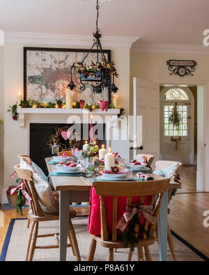 Candele accese sul Natale tavolo da pranzo - rinnovato Regency home Foto Stock