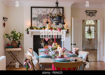 Candele accese sul Natale tavolo da pranzo - rinnovato Regency home Foto Stock