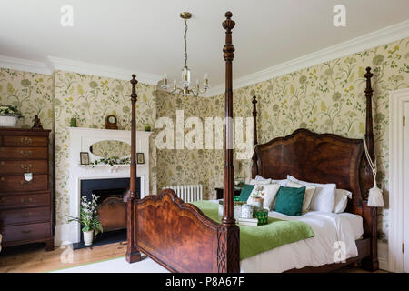 In legno antico letto a baldacchino in stile Regency con camera da letto con casse da pavimento Foto Stock