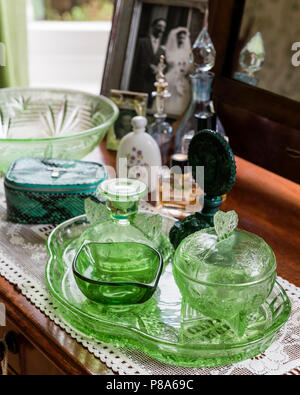 Raccolta di articoli di vetreria vintage e matrimonio foto sul tavolo della toeletta Foto Stock