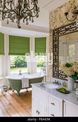 Bagno autoportante a bay window Regency bagno con persiane verdi Foto Stock