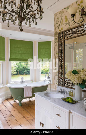 Bagno autoportante a bay window Regency bagno con persiane verdi Foto Stock