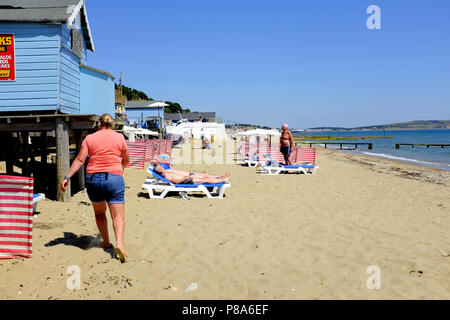 Shanklin, Ise fo Wight, Regno Unito. Giugno 25, 2018. I turisti di tutte le età godendo il sole sulla spiaggia di sabbia fine a Shanklin su l'Isola di Wight Foto Stock