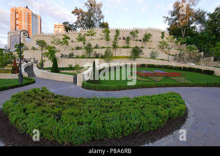 Prati verdi e designer aiuole di fiori nel parco sullo sfondo di un alto edificio . Per il vostro design Foto Stock