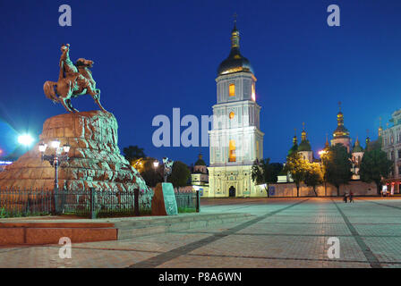 Monumento alla hetman su una grande roccia al galoppo su un cavallo di fronte a un bellissimo tempio . Per il vostro design Foto Stock