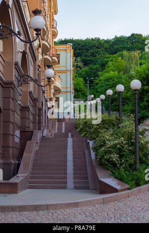 Piccoli passi per arrampicate lungo l'edificio con una bella architettura . Per il vostro design Foto Stock