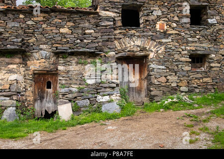 Antica fattoria di edifici e fienili, Liebro dei Pirenei catalani, Spagna Foto Stock