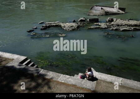 Relitto in barca nel fiume Tevere, Roma Foto Stock