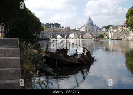 Relitto in barca nel fiume Tevere, Roma Foto Stock