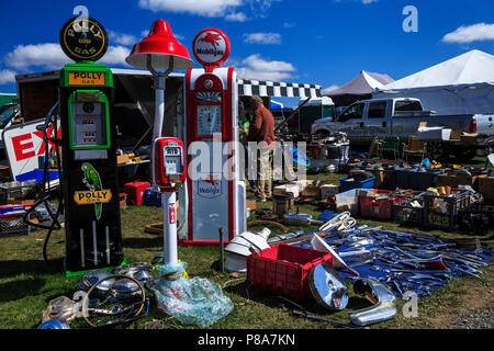 Ampio e colorato per esterno auto-swap soddisfare visualizza su una giornata nitida e luminosa, Carlisle, Pennsylvania Foto Stock