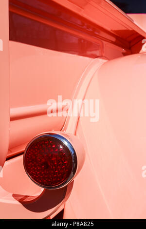 Close-up dettaglio della parte posteriore del custom 1931 Ford pickup truck in vibranti peach vernice e dominante il fanale posteriore rosso, Carlisle, PA 2018 Foto Stock
