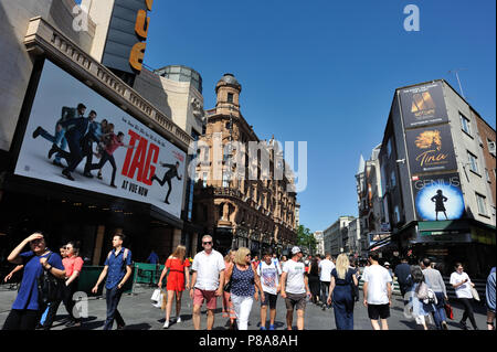 La gente che camminava nel quadrato di Leicester, Londra, Inghilterra, Regno Unito Foto Stock