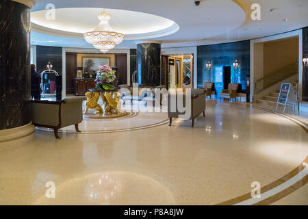 Grande e spaziosa sala con divani, colonne e fiori decorativi sul tavolo . Per il vostro design Foto Stock