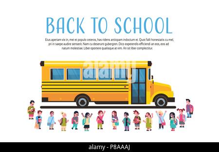 Gruppo di alunni i bambini su giallo scuola bus dei trasporti concetto su sfondo bianco copia piana orizzontale dello spazio Illustrazione Vettoriale