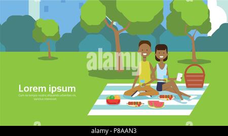 Il parco della città africana di giovane seduto picnic a mangiare sul prato verde uomo donna alberi cityscape sfondo spazio copia piana orizzontale Illustrazione Vettoriale