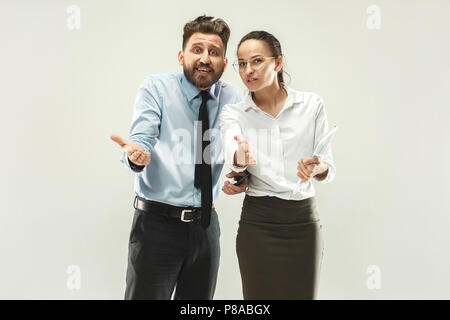 L'uomo di affari e il suo collega in ufficio. Foto Stock