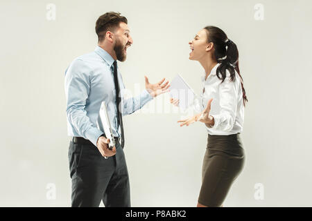 Conquistando il successo della donna e uomo felice estasiato celebrando essendo un vincitore. Foto Stock