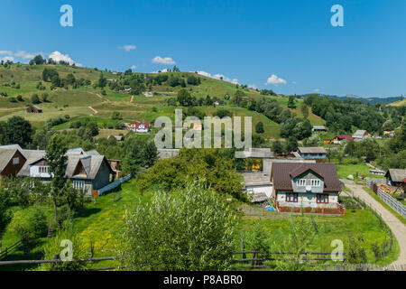 Un villaggio con piccole stradine e una casa di marrone, rosso e giallo di tetti . Per il vostro design Foto Stock