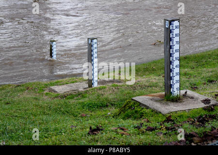 Posti di misurazione sul fiume Aveyron nel villaggio di Varen, Tarn et Garonne, Occitanie, Francia dopo forti piogge Foto Stock