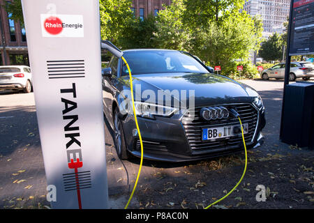 Un Audi A 3 Sportback e-tron in corrispondenza di una stazione di carica dell'Mobilstation sulla Charles-de-Gaulle square nel quartiere Deutz di Colonia, Germania. Con un Foto Stock