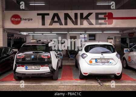 Le automobili elettriche in corrispondenza di una stazione di carica in corrispondenza della strada Lungengasse, Colonia, Germania Elektroautos un einer E-Tankstelle/Ladestation in der Lungengasse, Ko Foto Stock