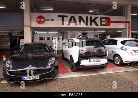 Le automobili elettriche in corrispondenza di una stazione di carica in corrispondenza della strada Lungengasse, Fisker Karma, BMW i3, Renault ZOE, Colonia, Germania Elektroautos un einer E-Tankstelle Foto Stock