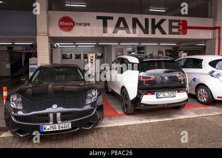 Le automobili elettriche in corrispondenza di una stazione di carica in corrispondenza della strada Lungengasse, Fisker Karma, BMW i3, Renault ZOE, Colonia, Germania Elektroautos un einer E-Tankstelle Foto Stock