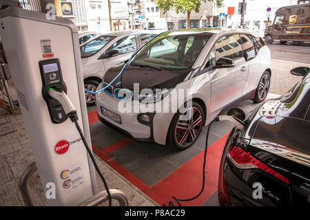 Le automobili elettriche in corrispondenza di una stazione di carica in corrispondenza della strada Lungengasse, Fisker Karma, BMW i3, Renault ZOE, Colonia, Germania Elektroautos un einer E-Tankstelle Foto Stock