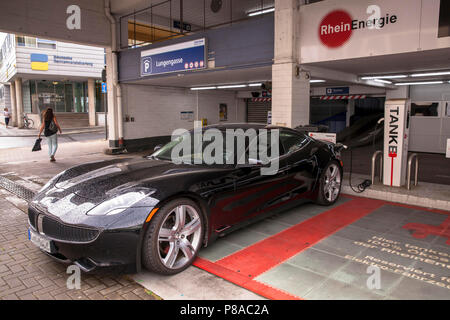 Auto elettrica Fisker Karma in corrispondenza di una stazione di carica in corrispondenza della strada Lungengasse, Colonia, Germania Fisker Karma un einer E-Tankstelle/Ladestation in der Lun Foto Stock