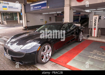 Auto elettrica Fisker Karma in corrispondenza di una stazione di carica in corrispondenza della strada Lungengasse, Colonia, Germania Fisker Karma un einer E-Tankstelle/Ladestation in der Lun Foto Stock