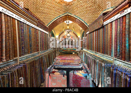 Negozio di vendita di tessuti di persiano a Tehran, Iran. Foto Stock
