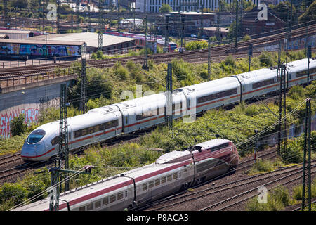 I treni ad alta velocità Thalys e ghiaccio, Colonia, Germania. Hochgeschwindigkeitszuege Thalys und ghiaccio, Koeln, Deutschland. Foto Stock