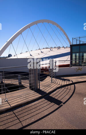 Arco del tetto della Lanxess Arena nella città quartiere Deutz, Colonia, Germania. Dachtraeger der Lanxess Arena im Stadtteil Deutz, Koeln, Deutschl Foto Stock