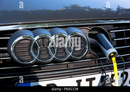 Un Audi A 3 Sportback e-tron in corrispondenza di una stazione di carica dell'Mobilstation sulla Charles-de-Gaulle square nel quartiere Deutz di Colonia, Germania. Con un Foto Stock