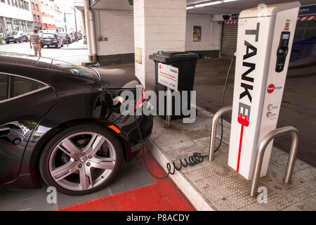 Auto elettrica Fisker Karma in corrispondenza di una stazione di carica in corrispondenza della strada Lungengasse, Colonia, Germania Fisker Karma un einer E-Tankstelle/Ladestation in der Lun Foto Stock