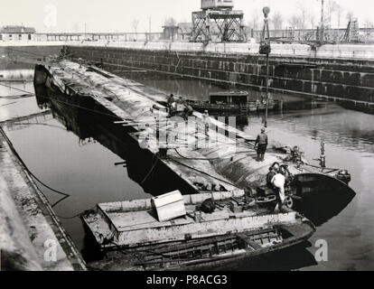 1939, lavora su un pontone in un bacino di Arsenale di Venezia, Castello, Porto Arsenale. Vista di vecchi edifici dal dock di Gaggiandre ,Italia ,l'italiano. Foto Stock