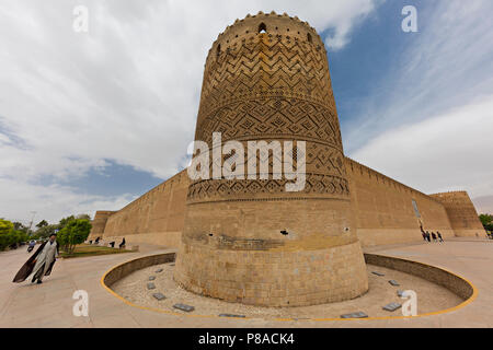 Vista su Karim Khan Castello, con un uomo in abito religioso nelle vicinanze, nella parte vecchia di Shiraz, Iran. Foto Stock