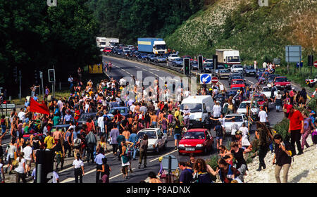 Anti manifestanti su strada, bloccare una33, Twyford Down autostrada di bypass, subito dopo la costruzione, Winchester, Hampshire, Inghilterra,UK, GB. Foto Stock