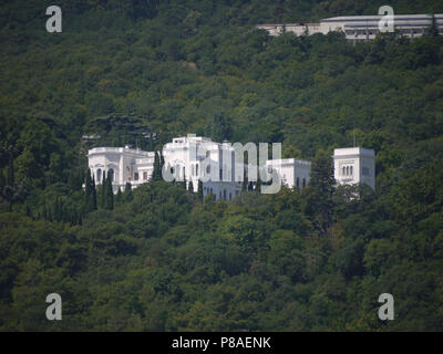 Livadia Palazzo circondato da foreste nelle montagne della Crimea . Per il vostro design Foto Stock