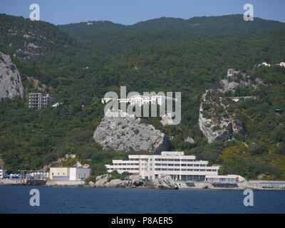 La linea costiera del mare con le case su una montagna rocciosa che guarda fuori tra il verde degli alberi . Per il vostro design Foto Stock