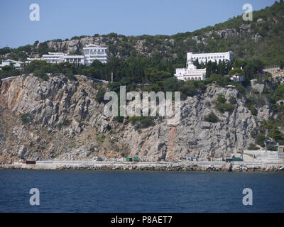 Rocky nella zona costiera con case bianche, pietre grigie e verdi alberi . Per il vostro design Foto Stock