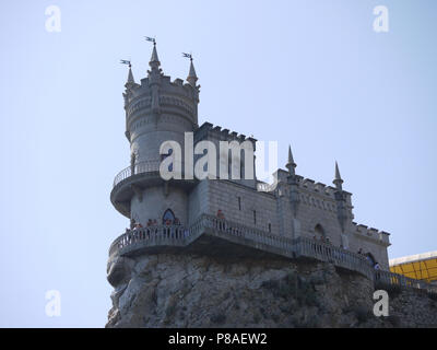 Bellissimo edificio stilizzato sotto l'antichità, con torri e bandiere sulla roccia. Il luogo perfetto per una foto da ricordare . Per il vostro design Foto Stock