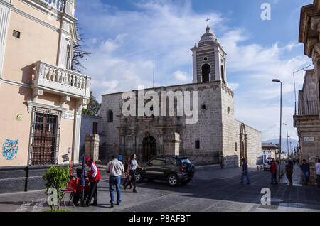 Arequipa, Perù - Gennaio 2, 2014: Vista di San Agustin chiesa vicino la piazza principale della città di Arequipa, Perù Foto Stock