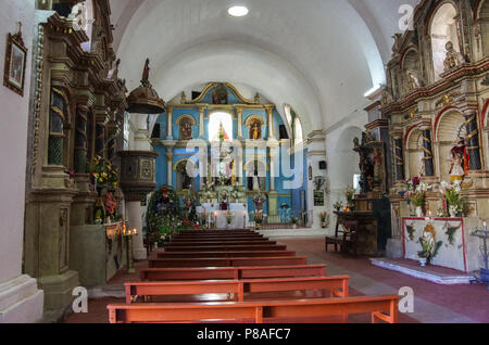 Yanque, Perù - Gennaio 2, 2014: Interiore della chiesa dell Immacolata Concezione di Yanque, il Canyon del Colca, Perù. Fu costruita nel XVII secolo in bar Foto Stock