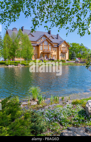 Casa di lusso sulla riva di un lago pulito con betulle intorno a. Vivere in un tale continuo dono . Per il vostro design Foto Stock