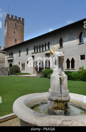 Castelvecchio (in italiano - vecchio castello) è un castello e museo di Verona, Italia settentrionale. È la più importante costruzione militare della dinastia scaligero che governò la città nel Medioevo. La città di Verona in Veneto, Italia, italiano. Foto Stock