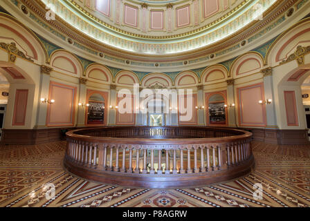 Sacramento, California - Luglio 6, 2018: California State Capitol di secondo piano rotunda. Foto Stock